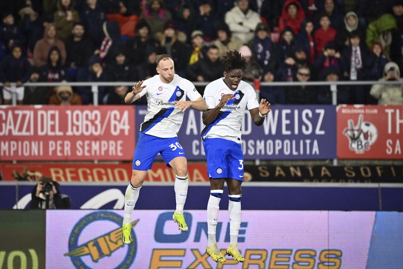 Yann Aurel Bisseck del Inter de Milán celebra tras anotar en el encuentro de la Serie A ante el Bologna el sábado 9 de marzo del 2024. (Massimo Paolone/LaPresse via AP)