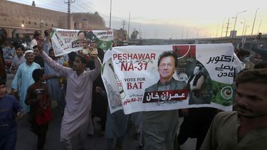 Partidarios del ex primer ministro de Pakistán Imran Khan celebran la decisión de la Corte Suprema de dejarlo en libertad, en Peshawar, Pakistán, el 11 de mayo de 2023. (AP Foto/Muhammad Sajjad)