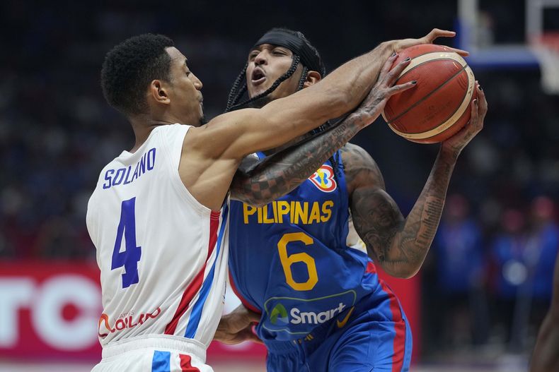 El escolta de República Dominicana Gelvis Solano defiende al escolta de Filipinas Jordan Clarkson en el partido del Mundial de Baloncesto, el viernes 25 de agosto en la provincia de Bulacán, Filipinas. (AP Foto/Aaron Favila)