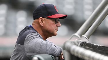 ARCHIVO - Foto del 21 de abril del 2023, el mánager de los Guardianes de Cleveland Terry Francona observa una sesión de práctica de bateo antes del juego ante Marlins. El miércoles 28 de junio del 2023, Francona se perderá su segundo encuentro consecutivo tras sentirse mal el martes antes del duelo ante los Reales. (AP Foto/Nick Cammett, Archivo)