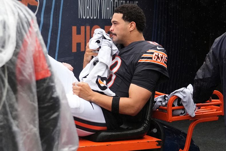Caleb Williams, querterback de los Bears de Chicago, es transportado en un carrito a los vestuarios después de sufrir una lesión durante la segunda mitad del partido de la NFL frente a los Vikings de Minnesota, el domingo 20 de septiembre de 2026, en Chicago. (AP Foto/Nam Y. Huh)