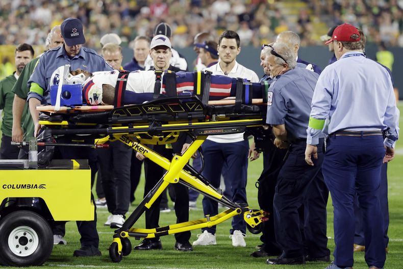 Isaiah Bolden, cornerback de los Patriots de Nueva Inglaterra, es retirado del terreno tras lastimarse en un partido de pretemporada ante los Packers de Green Bay, el sábado 19 de agosto de 2023 (AP Foto/Matt Ludtke)