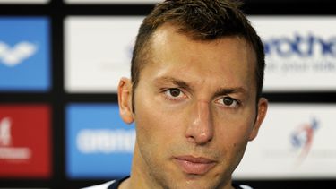 americateve | Ian Thorpe ofrece una conferencia de prensa el 5 de noviembre del 2011 en Singapur. Thorpe ingres&oacute; a un centro de rehabilitaci&oacute;n tras ser hallado desorientado en una calle de Sydney, consecuencia de una combinaci&oacute;n de analg&eacute;sic