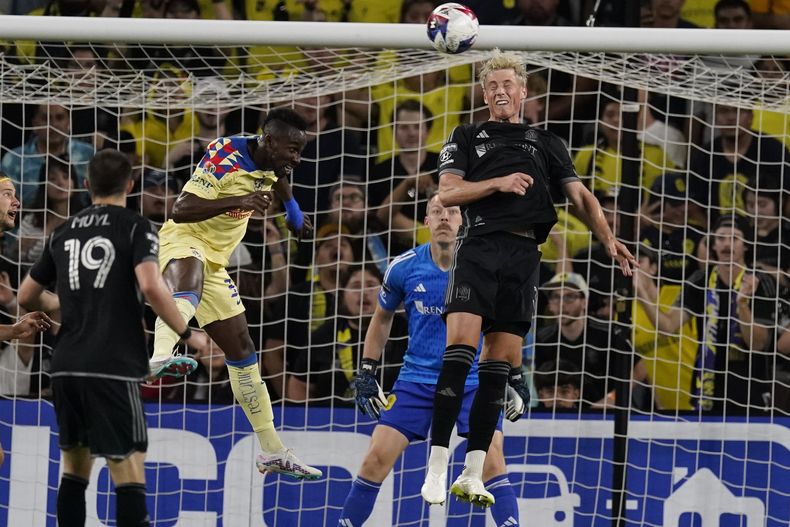 Lukas MacNaughton, derecha, defensa de Nashville SC, desvía con la cabeza un centro que buscaba al delantero del América Julián Quiñones, centro, en el segundo tiempo del partido de fútbol de la Leagues Cup, el martes 8 de agosto de 2023, en Nashville, Tennessee. Quiñones entrenará cuatro días con la selección mexicana de fútbol, al ser considerado por Jimmy Lozano. (AP Foto/George Walker IV)