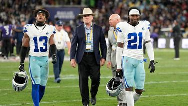 El safety Caleb Downs (13) y el cornerback Caelen Carson (21) de los Cowboys de Dallas se retiran del campo de juego tras la derrota ante los Ravens de Baltimore, el domingo 27 de septiembre de 2026, en Río de Janeiro. (AP Foto/Andre Penner)