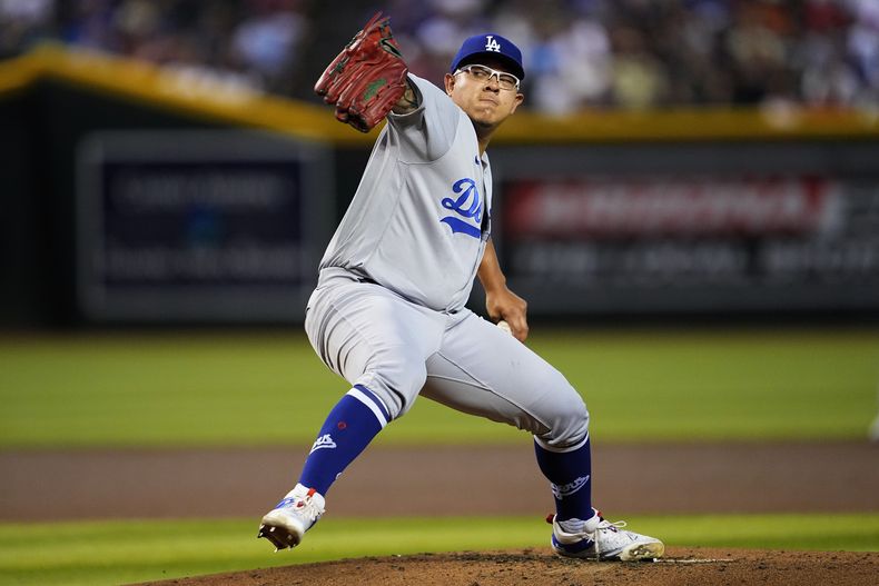 El mexicano Julio Urías, abridor de los Dodgers de Los Ángeles, lanza en el juego del martes 8 de agosto de 2023, ante los Diamondbacks de Arizona (AP Foto/Matt York)