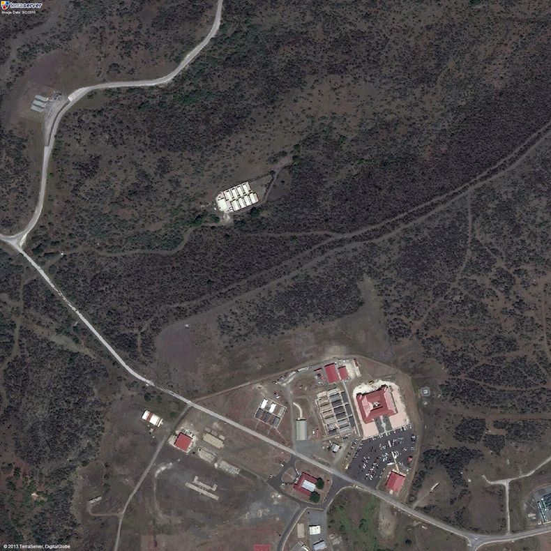 Imagen de sat&eacute;lite cedida por TerraServer.com y DigitalGlobe muestra una foto del 2 de septiembre de 2010 en que se ve una parte de la Base Naval de Guant&aacute;namo, Cuba, que incluye la instalaci&oacute;n secreta conocida como Penny Lane, los ed