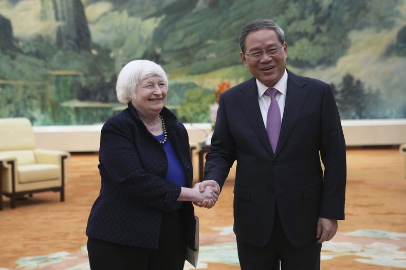 La secretaria del Tesoro de Estados Unidos, Janet Yellen, a la izquierda, se reúne con el premier chino, Li Qiang, en el Gran Salón del Pueblo en Beijing, China, el domingo 7 de abril de 2024. Yellen, que llegó a Beijing dentro de su gira de cinco días en China, dijo que el encuentro abriría un espacio de diálogo para abordar las preocupaciones estadounidenses la sobrecapacidad de manufactura en China. (AP Foto/Tatan Syuflana, Pool)