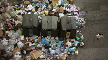 americateve | Una ni&ntilde;a juega cerca de una pila de basura alrededor de contenedores en Madrid, Espa&ntilde;a, el mi&eacute;rcoles 13 de noviembre de 2013. La huelga de recolectores de Basura concluy&oacute; el domingo 13 d&iacute;as despu&eacute;s de su inicio y
