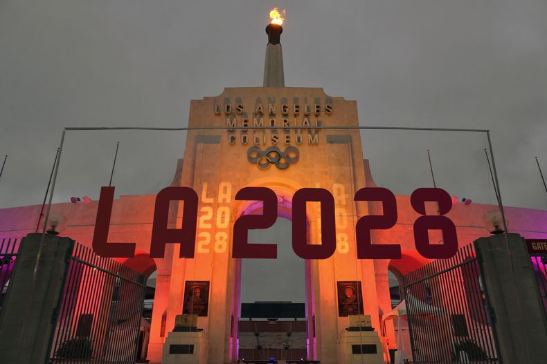 ARCHIVO - Un letrero de Los Ángeles 2028 frente al pebetero olímpico en el Memorial Coliseum de Los Ángeles, el miércoles 13 de septiembre de 2017. (AP Foto/Richard Vogel, Archivo)