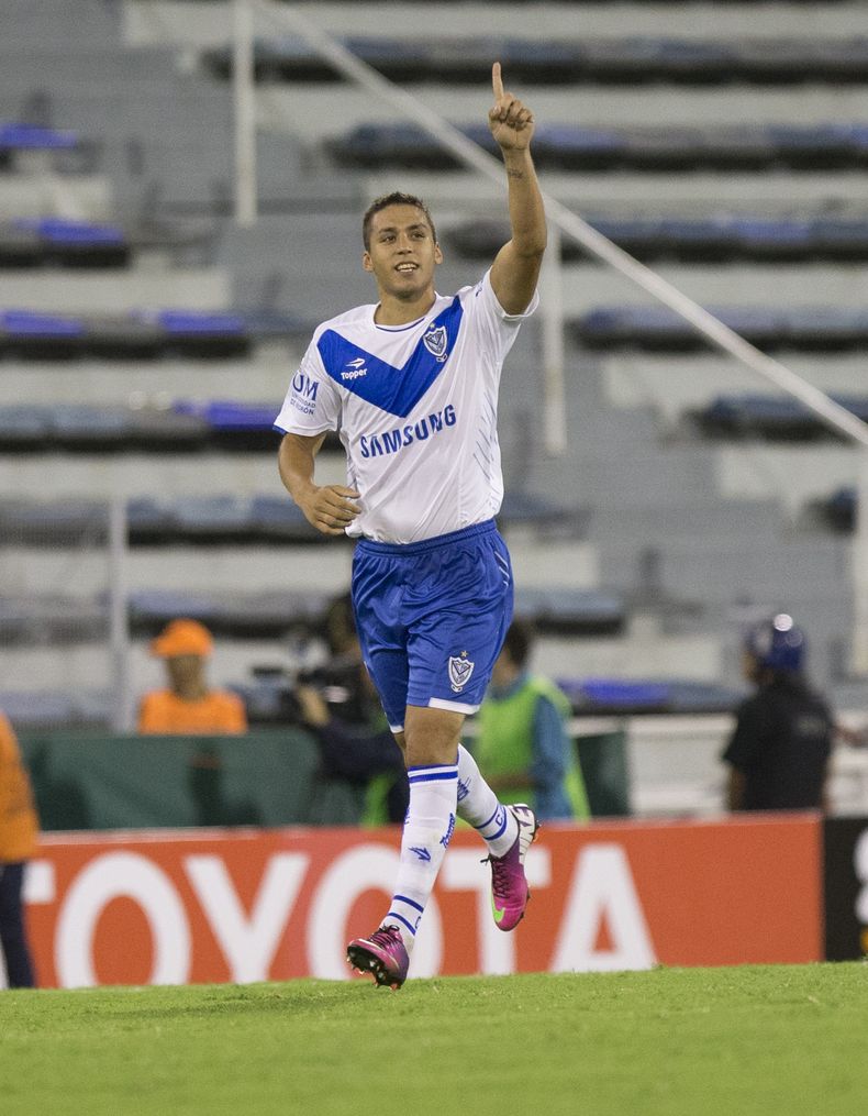 Fernando Tobio, del V&eacute;lez Sarsfield de Argentina, festeja su gol frente al Atl&eacute;tico Paranaense, durante un partido de la Copa Libertadores disputado el martes 25 de febrero de 2014 (AP Foto/Eduardo Di Baia)