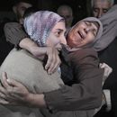 Shuruq Dwayat, a la izquierda, una prisionera palestina liberada por Israel, es abrazada por familiares a su llegada a casa en el vecindario de Sur Bahar, en Jerusalén Oriental, el domingo 26 de noviembre de 2023. (AP Foto/Mahmoud Illean)