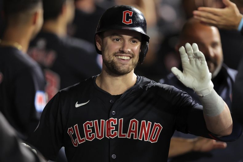 Lane Thomas, de los Guardianes de Cleveland, festeja luego de conectar un jonrón de tres carreras ante los Medias Blancas de Chicago, el martes 10 de septiembre de 2024 (AP Foto/Melissa Tamez)