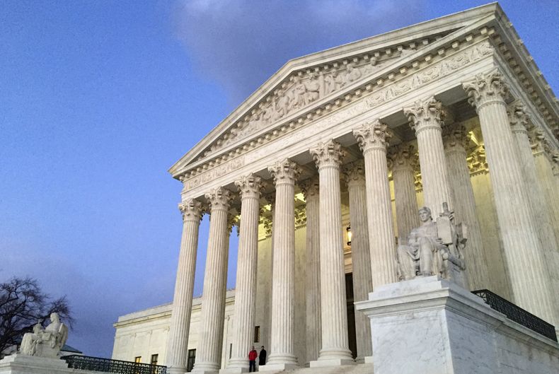ARCHIVO - Gente de pie en las escaleras de la Corte Suprema al atardecer en Washington, el 13 de febrero de 2016. (AP Foto/Jon Elswick, Archivo)