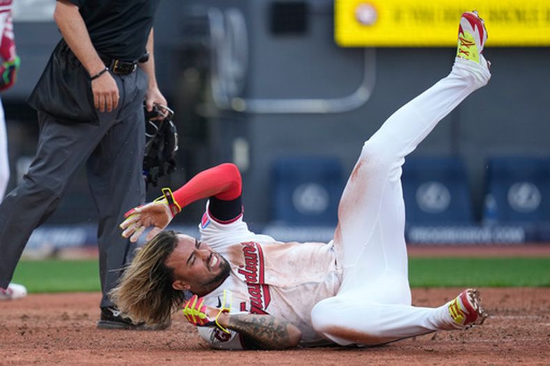 Gabriel Arias de los Guardianes de Cleveland gesticula tras ser puesto out en el quinto inning del juego contra los Cachorros de Chicago, el viernes 3 de abril de 2026. (AP Foto/Sue Ogrocki)