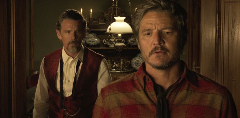 En esta imagen proporiconada por Sony Pictures Classics, Ethan Hawke, izquierda, y Pedro Pascal en una escena de Strange Way of Life. (Sony Pictures Classics vía AP)