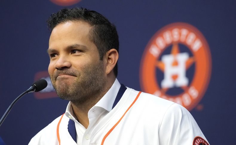 José Altuve de los Astros de Houston durante una rueda de prensa tras firmar una extensión de contrato de cinco años, el miércoles 7 de febrero de 2024, en Houston. (Karen Warren/Houston Chronicle vía AP)
