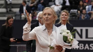 Martina Navratilova, ganadora de 18 títulos de Grand Slam individuales, y miembro del Salón de la Fama del Tenis, envía besos al público después de recibir un reconocimiento de la Federación Italiana de Tenis, previo a la final varonil del Abierto de Italia, en Roma, el domingo 21 de mayo de 2023. (AP Foto/Alessandra Tarantino)