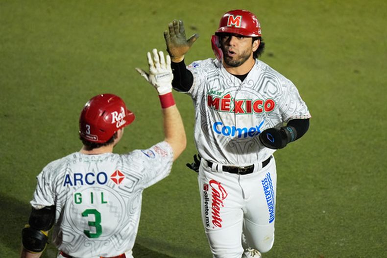 Leonardo Heiras, de México Rojo, festeja con Mateo Gil tras anotar ante México Verde en un duelo de la Serie del Caribe, el miércoles 4 de febrero de 2026 en Guadalajara (AP Foto/Fernando Llano)