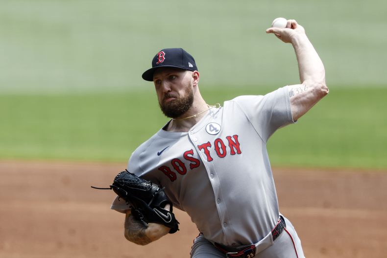 El lanzador de los Medias Rojas de Boston, Garrett Crochet, lanza durante la primera entrada contra los Bravos de Atlanta, el domingo 1 de junio de 2025, en Atlanta. (Foto AP/Butch Dill)