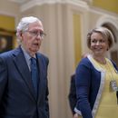 El líder de la minoría del Senado Mitch McConnell camina hacia su oficina mientras el Senado se prepara para aprobar el paquete de ayuda de 95.000 millones de dólares para Ucrania, Israel y Taiwán aprobado por la Cámara de Representantes, en el Capitolio, en Washington, el martes 23 de abril de 2024. (AP Foto/J. Scott Applewhite)