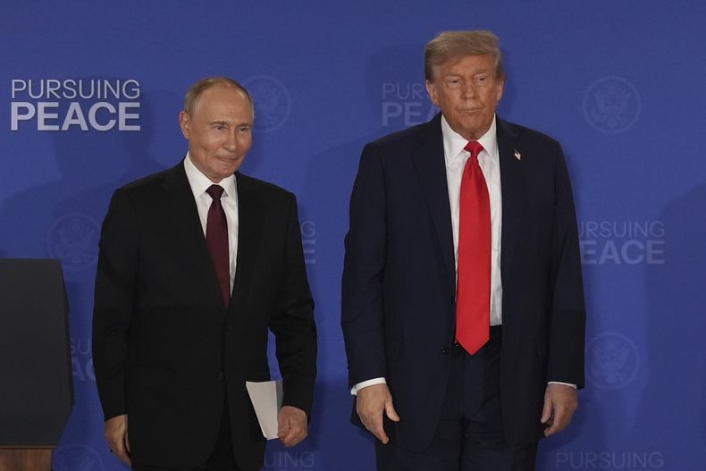 El presidente estadounidense Donald Trump, derecha, junto al presidente ruso Vladimir Putin, tras concluir la conferencia de prensa tras la cumbre entre ambos líderes, en la Base Conjunta Elmendorf-Richardson, en Alaska, el viernes 15 de agosto de 2025. (AP Foto/Jae C. Hong)