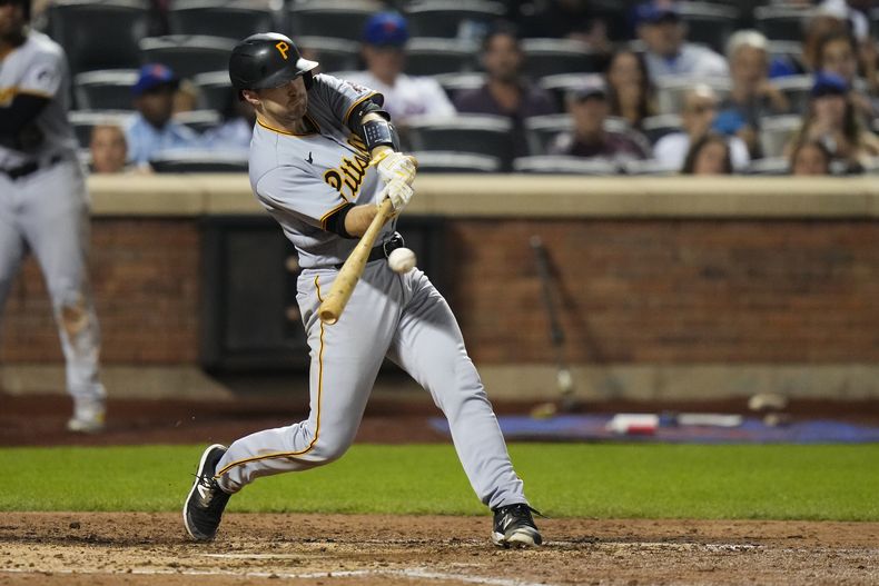 Jason Delay, de los Piratas de Pittsburgh, pega un doble en el encuentro del martes 15 de agosto de 2023, ante los Mets de Nueva York (AP Foto/Frank Franklin II)