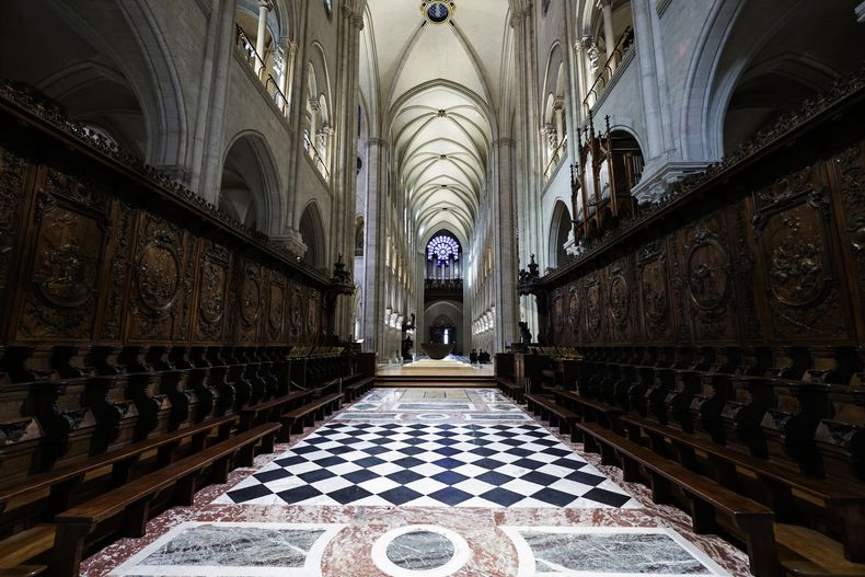 La sillería del coro de la Catedral de Notre-Dame de París mientras el presidente francés Emmanuel Macron visita los interiores restaurados del monumento, el viernes 29 de noviembre de 2024, en París. (Stephane de Sakutin, Pool vía AP)