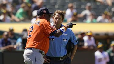 Atléticos pegan sólo 4 hits pero vencen a Astros