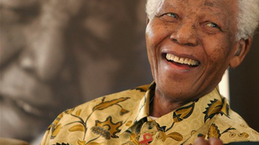 americateve | El primer presidente sudafricano de color, que estuvo preso 27 años por su defensa de los derechos civiles de la comunidad negra en su país, falleció a los 95 años.