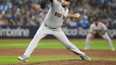 El lanzador de los Medias Rojas James Paxton trabaja la segunda entrada del juego ante los Azulejos de Toronto el viernes 30 de junio del 2023. (Chris Young/The Canadian Press via AP)