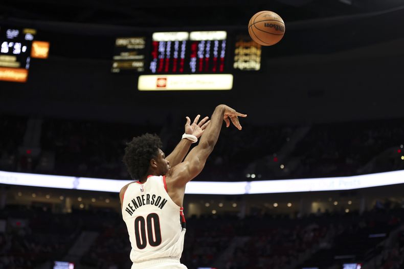 Scoot Henderson, de los Trail Blazers de Portland, dispara en el encuentro ante el Magic de Orlando, el jueves 30 de enero de 2025 (AP Foto/Amanda Loman)