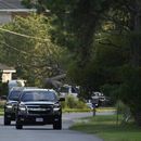 Una caravana pasa por el vecindario de la casa vacacional del presidente Joe Biden, el domingo 21 de julio de 2024, en Rehoboth Beach, Delaware. (AP Foto/Matt Slocum)