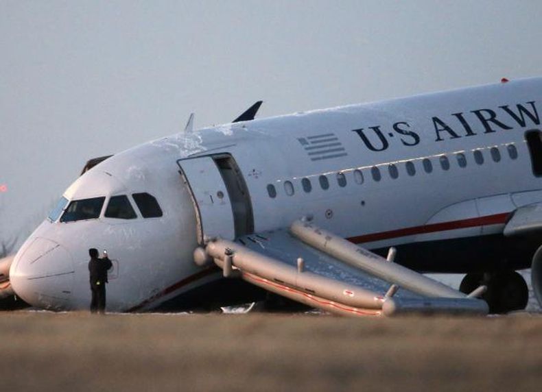 Hoy hay nuevas imágenes del accidente que sufrió un avión en Filadelfia mientras despegaba. A bordo viajaba casualmente un grupo de rescatistas que habrían ayudado en la evacuación.