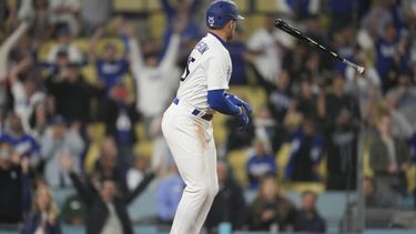 Trayce Thompson (25), de los Dodgers de Los Ángeles, arroja su bate tras recibir base por bolas en la 12ma entrada del partido contra los Mellizos de Minnesota en Los Ángeles, el lunes 15 de mayo de 2023. (AP Foto/Ashley Landis)