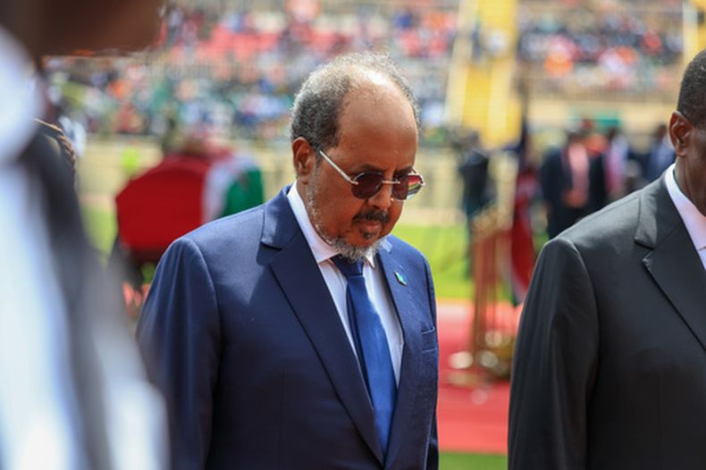 ARCHIVO - El presidente de Somalia, Hassan Sheikh Mohamud, presenta sus respetos en un funeral de Estado para el ex primer ministro de Kenia Raila Odinga en el Estadio Nacional de Nyayo, Kenia, el 17 de octubre de 2025. (AP Foto/Andrew Kasuku, Archivo)