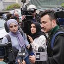 Miembros del grupo Apartheid Divest de la Universidad de Columbia, incluida Sueda Polat, segunda de izquierda a derecha, y Mahmoud Khalil, al centro, rodeados por miembros de la prensa fuera del campus de la Universidad de Columbia, el martes 30 de abril de 2024, en Nueva York. (AP Foto/Mary Altaffer, Archivo)