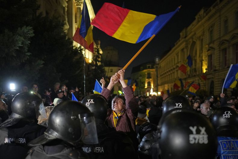 Un partidario de Calin Georgescu durante una protesta después de que el organismo electoral de Rumania rechazó su candidatura electoral, en Bucarest, el 9 de marzo de 2025. (AP Foto/Vadim Ghirda)