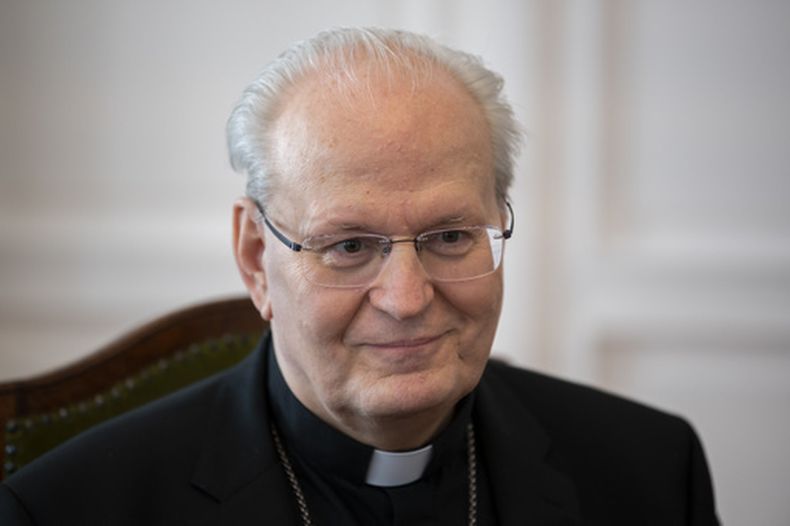 ARCHIVO - El cardenal húngaro Peter Erdo es entrevistado por The Associated Press, en Budapest, el jueves 20 de abril de 2023. (AP Foto/Denes Erdos, archivo)