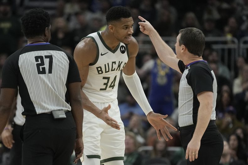 Giannis Antetokounmpo, de los Bucks de Milwaukee, es expulsado durante el partido del miércoles 8 de noviembre de 2023 ante los Pistons de Detroit (AP Foto/Morry Gash)