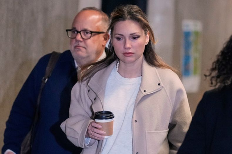 Jessica Mann llega al juicio de Harvey Weinstein en el tribunal penal de Nueva York, el martes 28 de abril de 2026. (Foto AP/Richard Drew)
