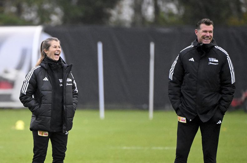 La técnica asistente del Union Berlín Marie-Louise Eta (izquierda) y el entrenador Marco Grote durante un entrenamiento en Berlín, el lunes 20 de noviembre de 2023. (Matthias Koch/dpa vía AP)