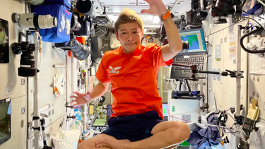 un magnate japones viajo a la estacion espacial internacional y repartio miles de dolares desde el espacio