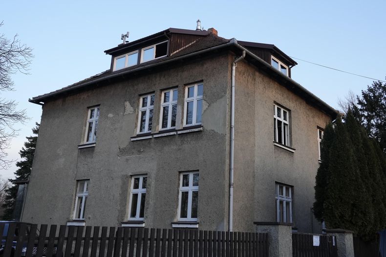 Imagen de la antigua casa de Rudolf Höss, comandante de Auschwitz, que está siendo transformada en el Centro Auschwitz sobre Odio, Extremismo y Radicalización, el domingo 26 de enero de 2025, en Oswiecim, Polonia. (AP Foto/Czarek Sokolowski)