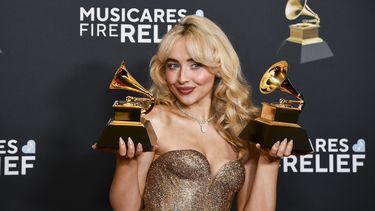 ARCHIVO - Sabrina Carpenter posa en la sala de prensa con el premio a la mejor interpretación pop solista y al mejor álbum vocal pop durante la 67ª edición anual de los Premios Grammy, el 2 de febrero de 2025, en Los Ángeles. (Foto Richard Shotwell/Invision/AP, archivo)