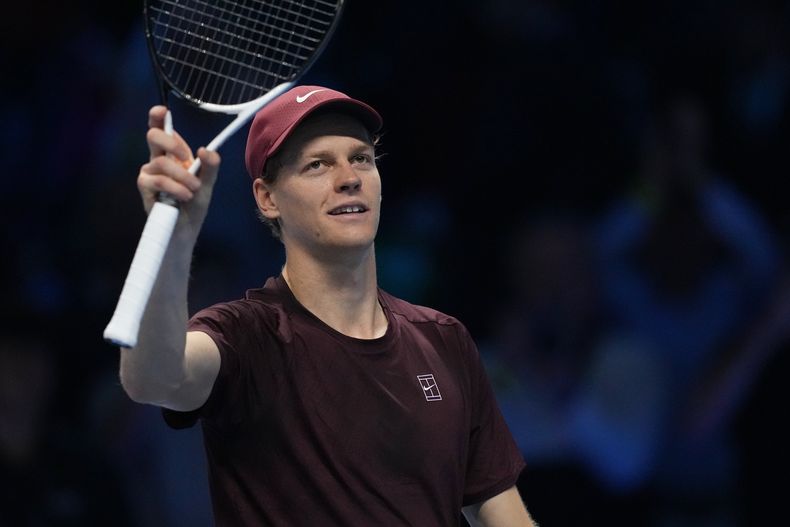El italiano Jannik Sinner celebra tras vencer al canadiense Felix Auger-Aliassime en el encuentro de las Finales de la ATP el lunes 10 de noviembre del 2025. (AP Foto/Antonio Calanni)