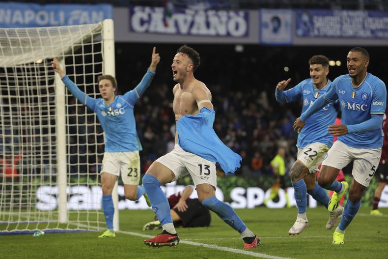 Amir Rrahmani del Napoli celebra tras anotar en el encuentro de la Serie A ante el Salernitana en el Estadio Diego Armando Maradona el sábado 13 de enero del 2024. (Alessandro Garofalo/LaPresse via AP)
