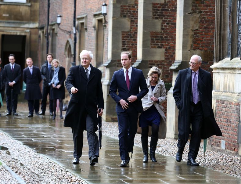 El pr&iacute;ncipe Guiillermo de Gran Breta&ntilde;a, segundo de izquierda a derecha, camina junto a Leszek Borysiewicz, vicerector de la Universidad de Cambridge, a la derecha, y otros funcionarios de la universidad al arribar al St Johns College, Cambri