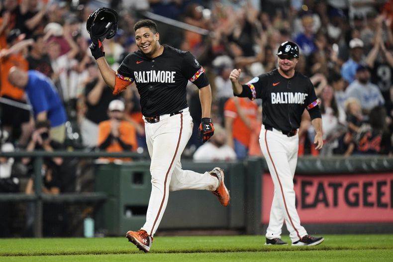 Samuel Basallo, izquierda, de los Orioles de Baltimore, celebra después de batear un cuadrangular de walkoff en la novena entrada del juego de béisbol de Grandes Ligas, el viernes 5 de septiembre de 2025, en Baltimore. (AP Foto/Stephanie Scarbrough)