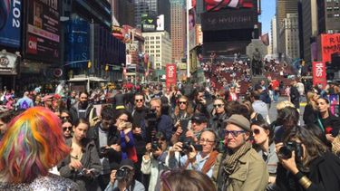 times square se llena con proclamas a favor de tania bruguera